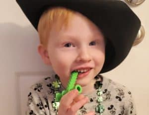 child chews on an oral sensory chewie